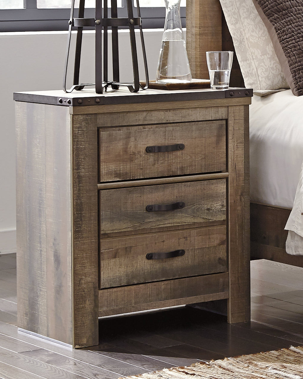 Trinell Brown Queen Panel Bedroom Set with Nightstand