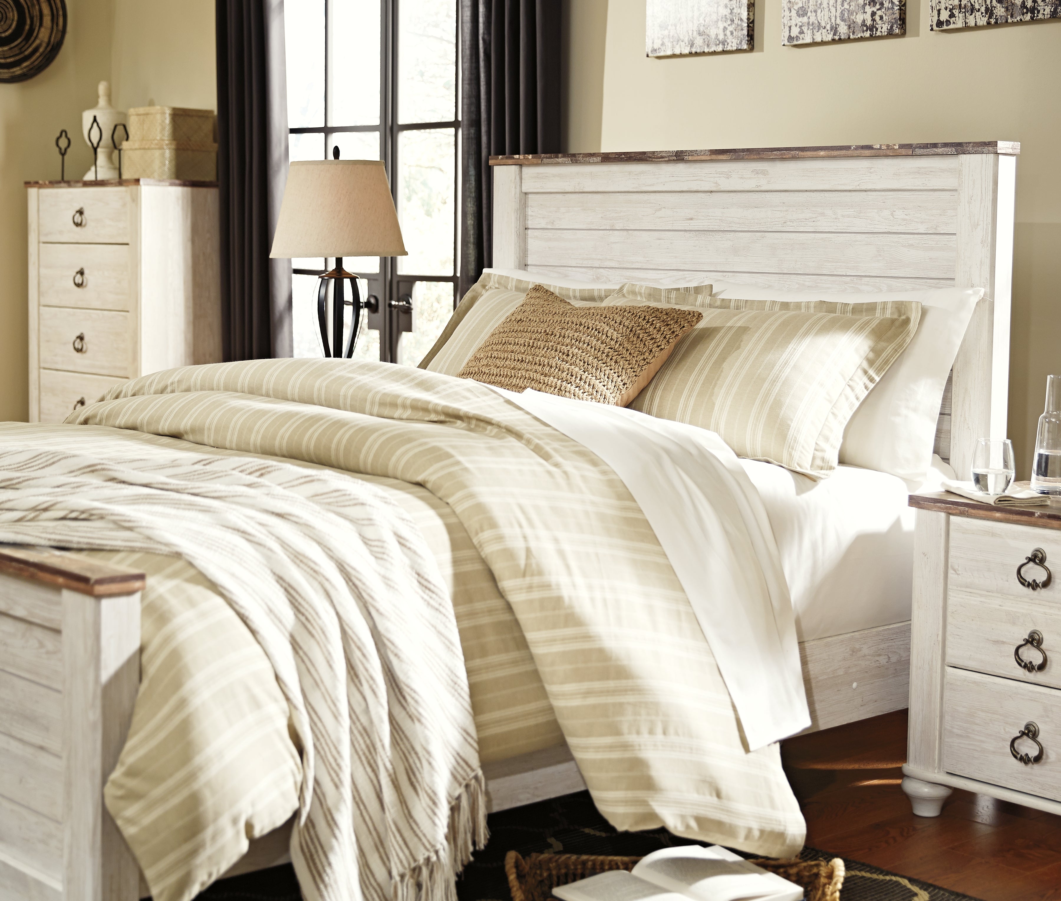 Willowton Whitewash Queen Panel Bed