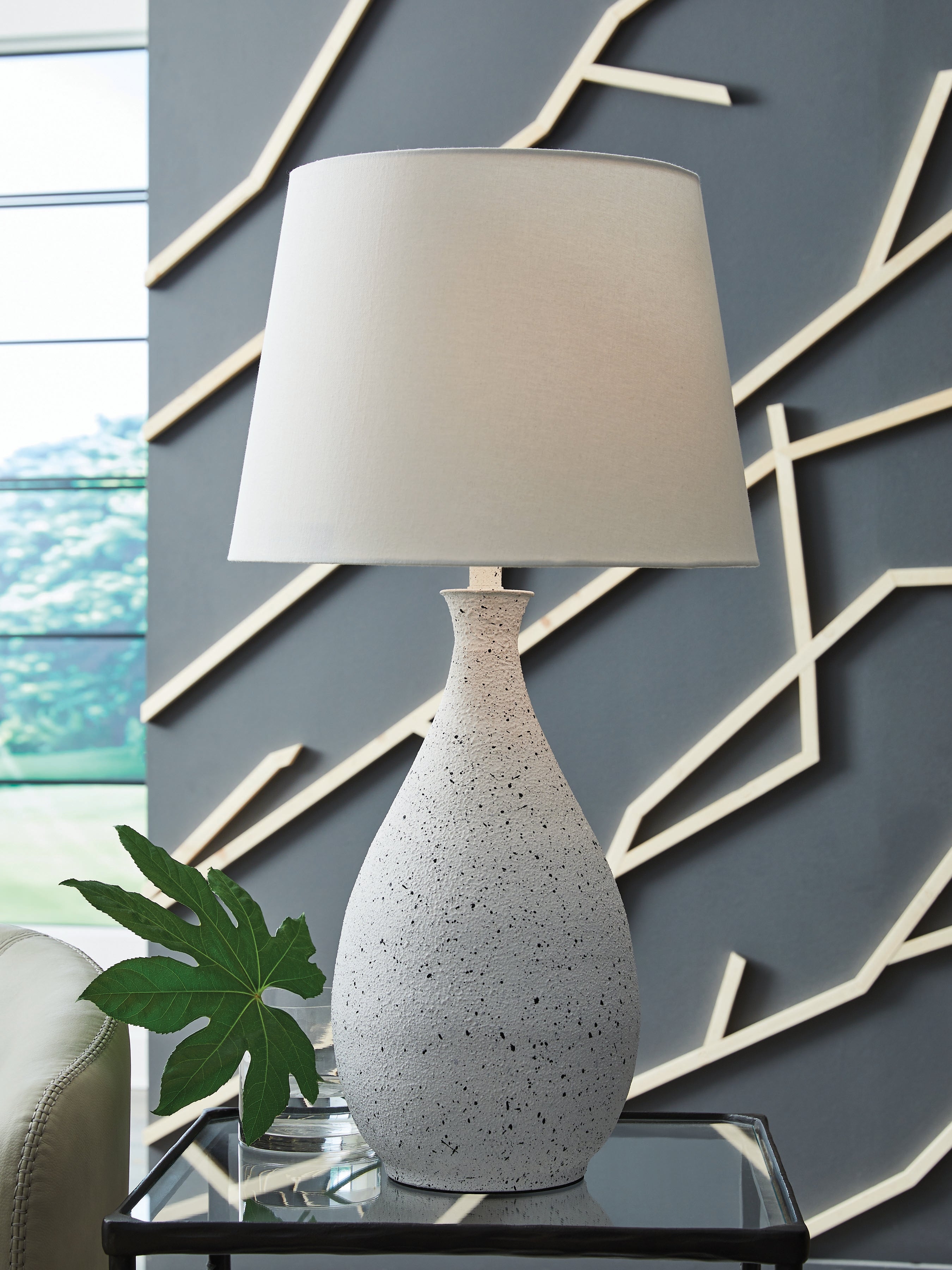 Wyattford White/Black Metal Table Lamp (1/CN)