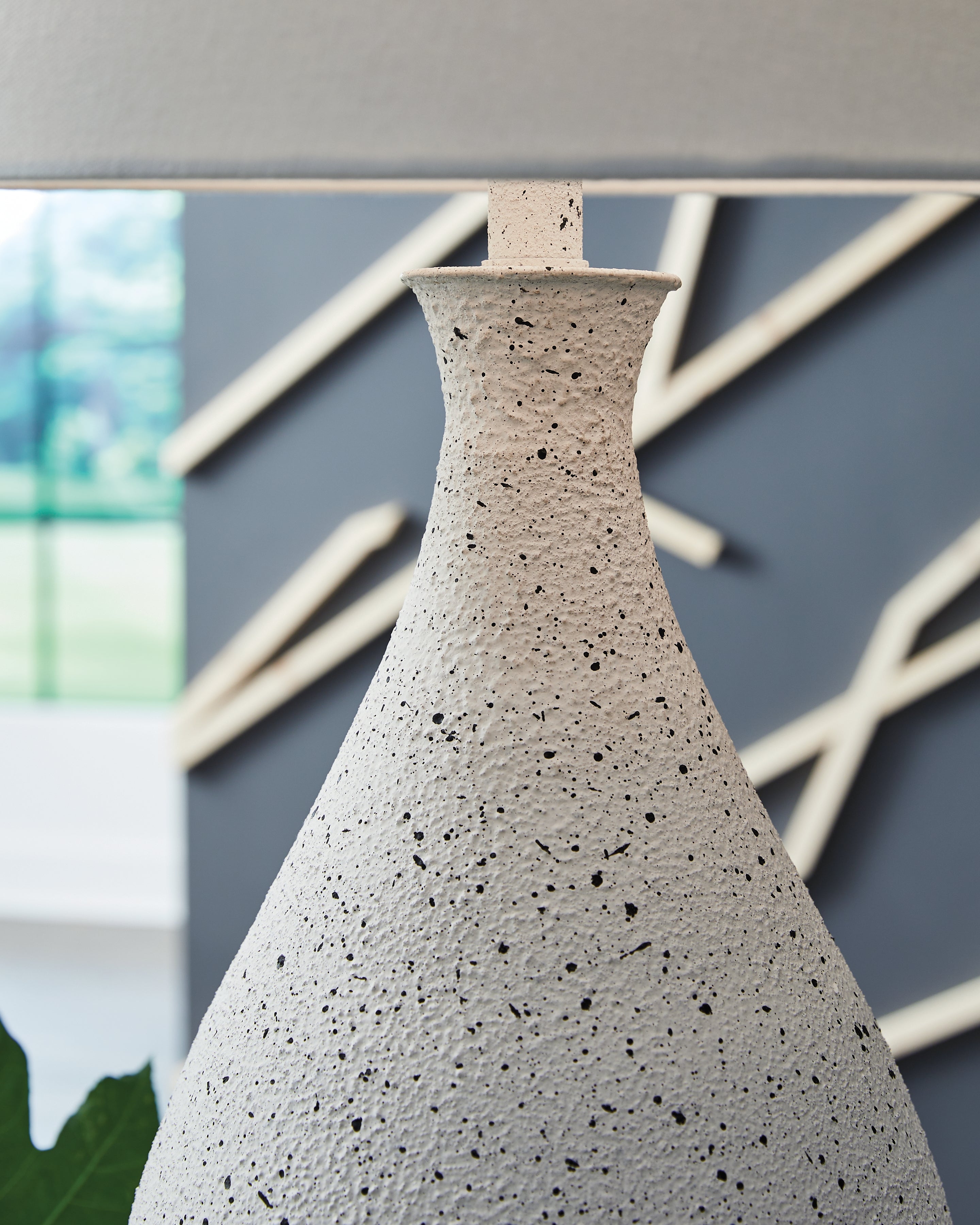 Wyattford White/Black Metal Table Lamp (1/CN)