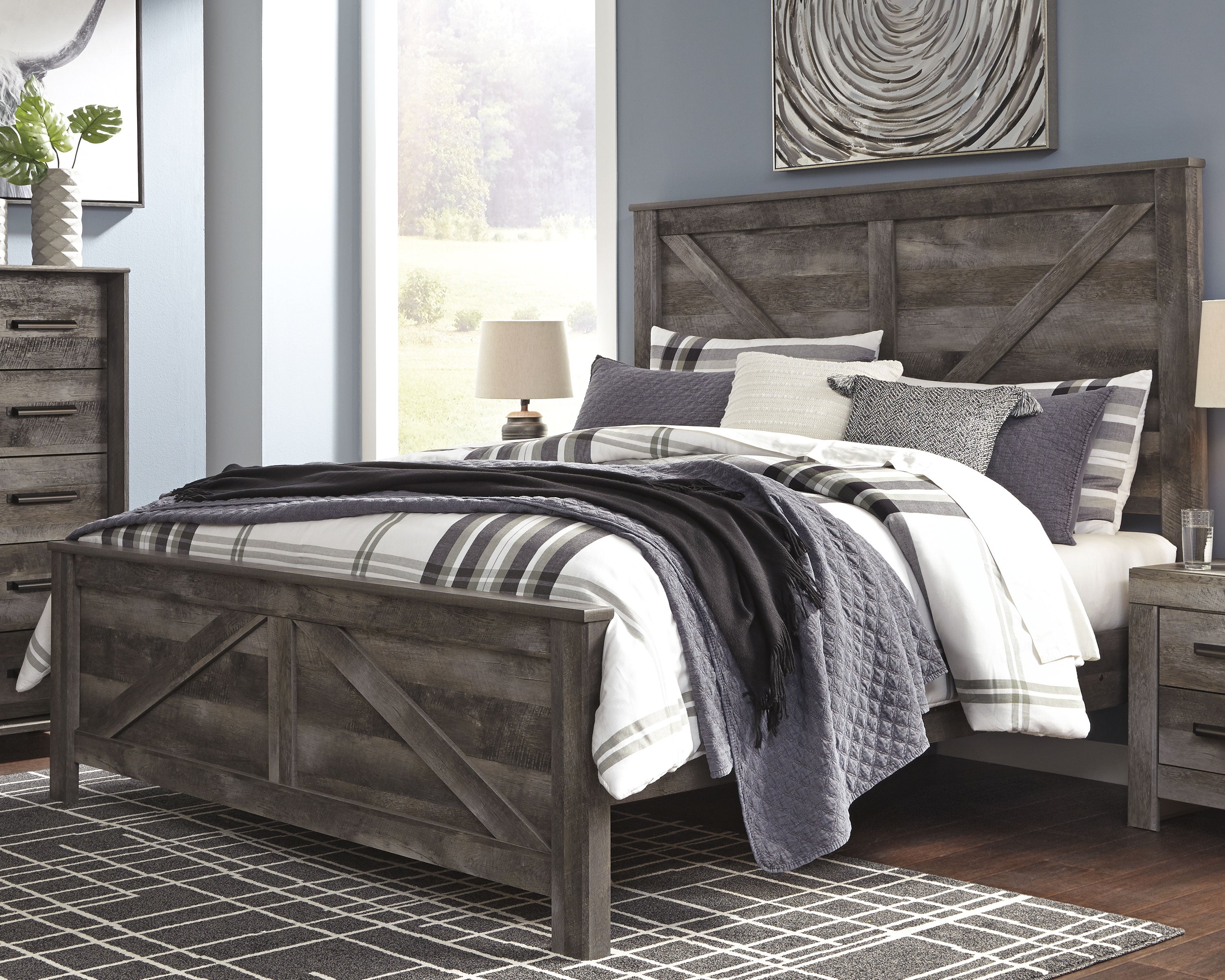 Wynnlow Gray King Crossbuck Panel Bedroom Set with Chest