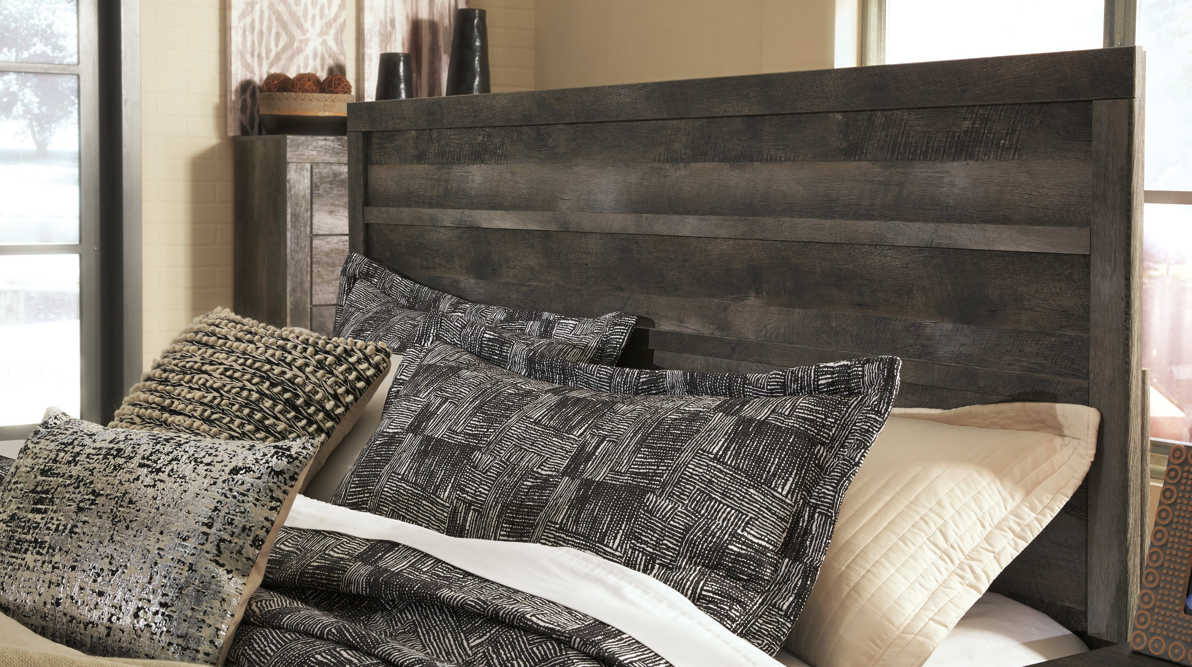 Wynnlow Gray Queen Panel Bed