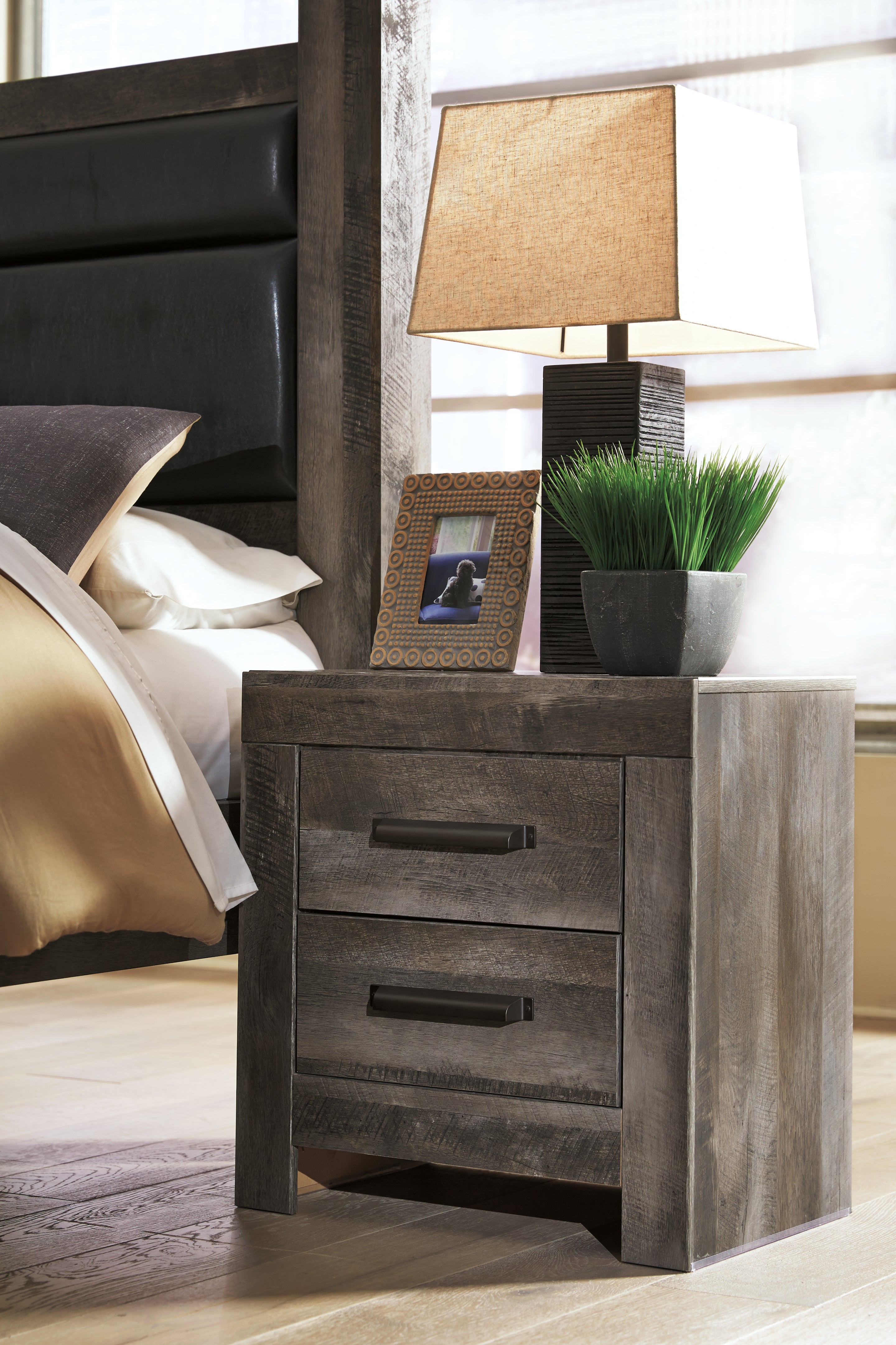 Wynnlow Gray Queen Panel Bedroom Set with Nightstand